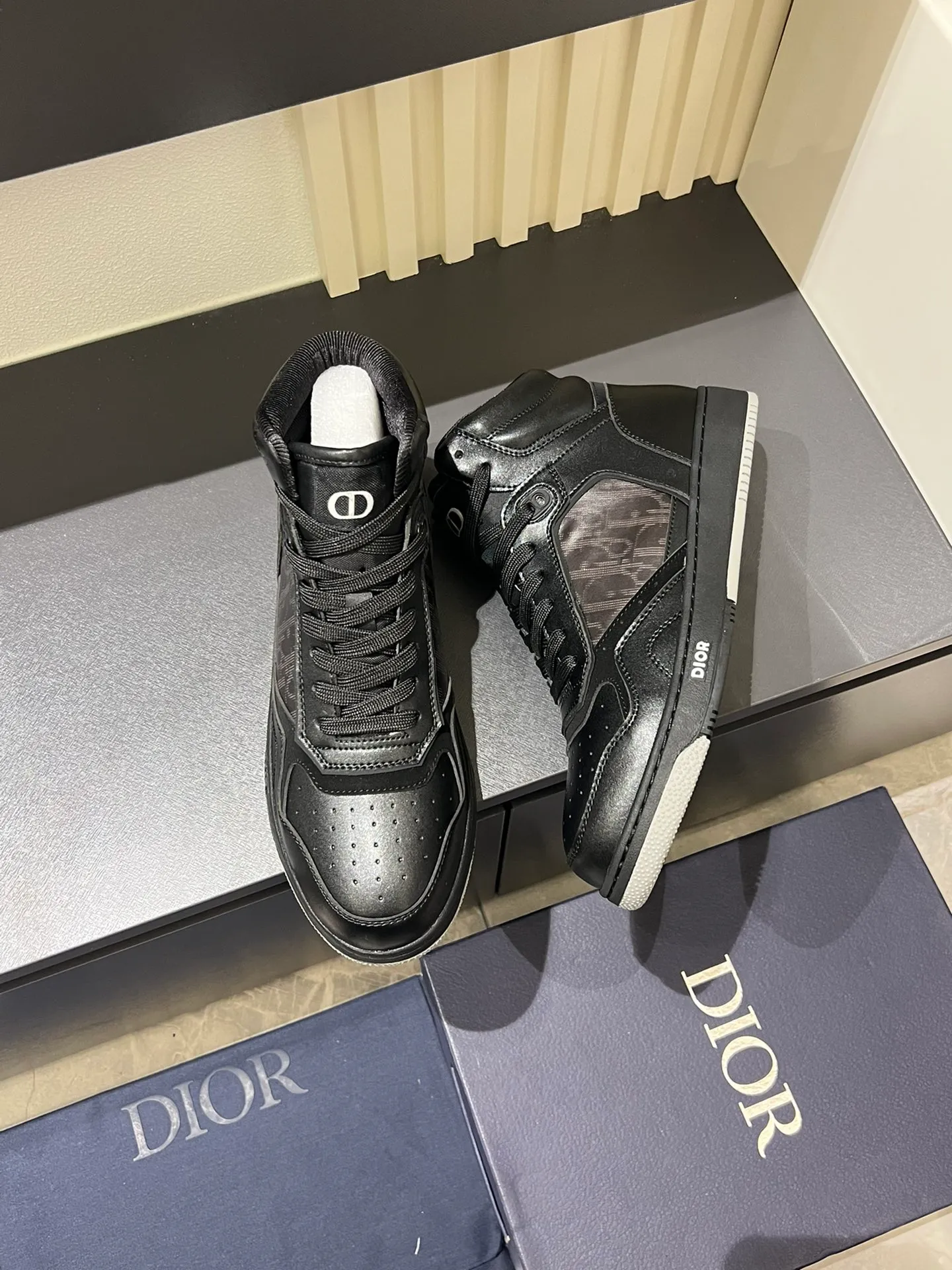 Men's shoes 💰p460 "Dio*" mid-top B27 casual sneakers. This B27 high-top sneaker is a new product in the series and continues Di*r's classic style. Crafted from gray and white smooth calf leather with beige and black Oblique print panels on the sides. The "CD Icon" shaped shoelace eyelets are clever and delicate, and the two-color rubber sole, rear collar and heel are all equipped with the brand's iconic details to enhance the style. Oblique printed straps at the ankle allow for an adjustable fit to complement the overall design. Fashionable and versatile, it can complement any look. Create an exquisite design with unique dynamic vitality and modern atmosphere, presented in low-top and high-top styles. This new must-have shoe adds a new dimension to Dior's archive heritage, embodying modern elegance. Purchase the original version and make it 1:1. If you need top quality, please come to me! Male 38-44!